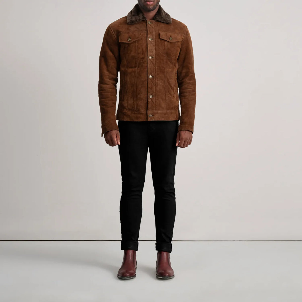 Dallis 棕色 Suede Shearling Trucker 真皮夹克 男士 - Lateral Side Profile View Showing Sleeve Cut &amp; Athletic Taper Fit