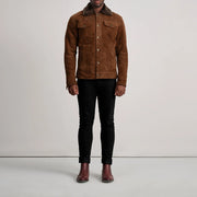 Dallis 棕色 Suede Shearling Trucker 真皮夹克 男士 - Lateral Side Profile View Showing Sleeve Cut &amp; Athletic Taper Fit
