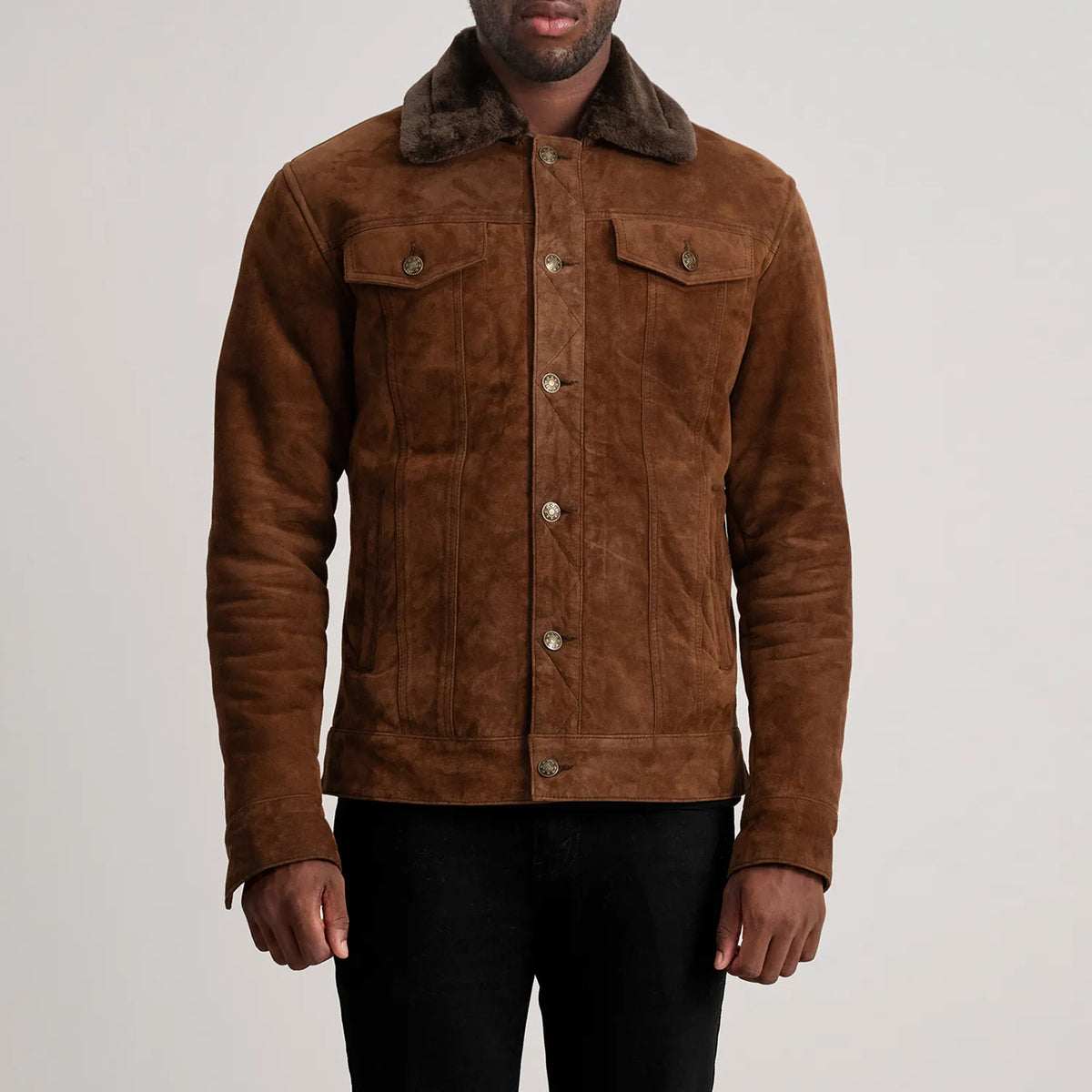 Close-Up Detail of Classic Collar &amp; Button Hardware on Dallis 棕色 Suede Shearling Trucker 真皮夹克 男士