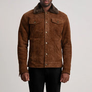 Close-Up Detail of Classic Collar &amp; Button Hardware on Dallis 棕色 Suede Shearling Trucker 真皮夹克 男士