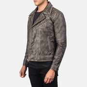 
模特上身效果： Danny Quilted Brown Leather Biker Jacket 模特试穿展示（自然光垂坠质感）