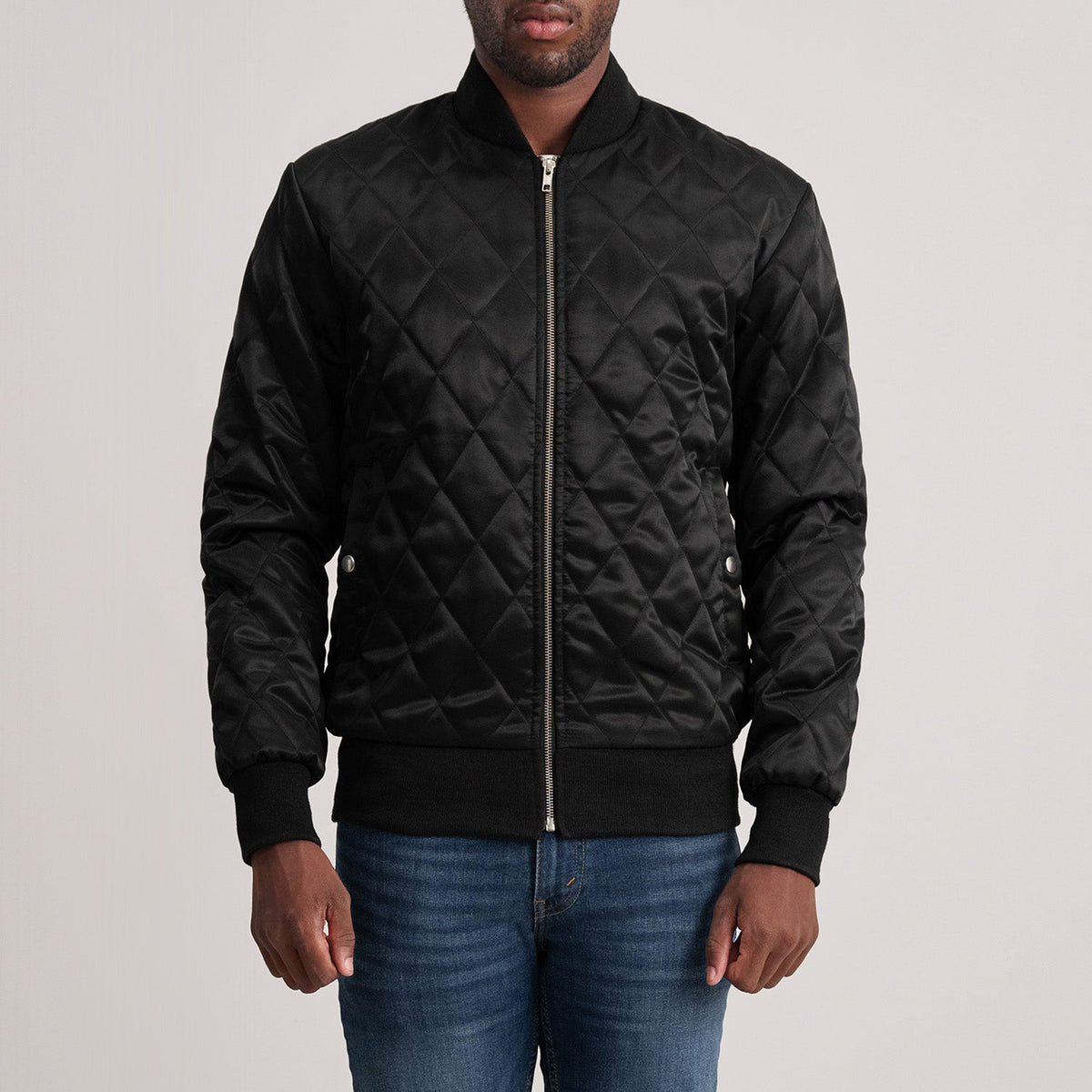 
Danson 菱格压线 经典黑 Varsity 真皮夹克 男士 in Black Satin - 正面版型与定制立体剪裁轮廓 | 官方商城选购
