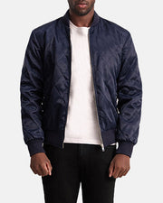 
Danson 菱格压线 深海蓝 Varsity 真皮夹克 男士 - 展现立体袖型与合身版型的侧身视角