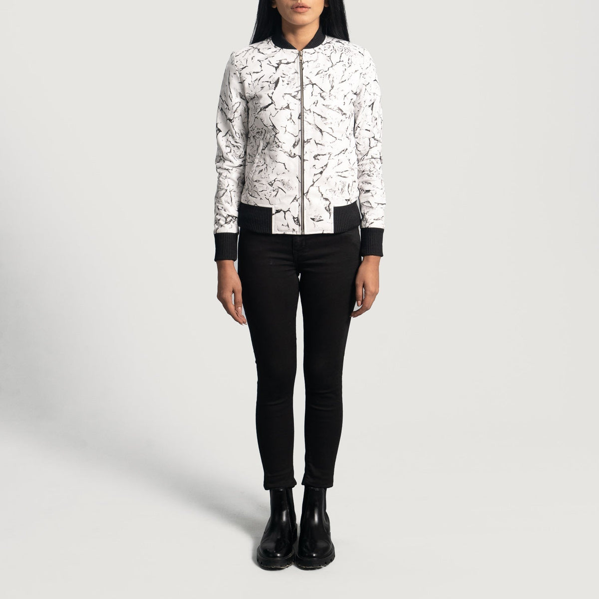 Close-Up Detail of Varsity &amp; Zipper Hardware on Women's Donna Blake White 真皮飞行员夹克 女士