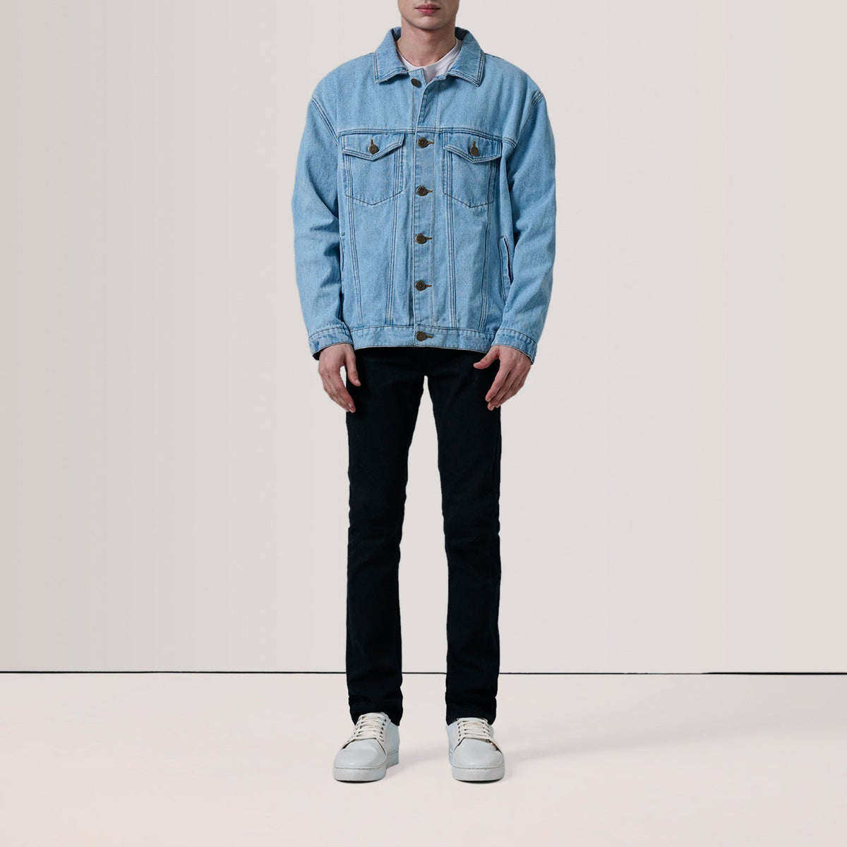 
Light Blue Full-Grain leather Jacket - 展现肩线贴合与利落下摆的背部视角