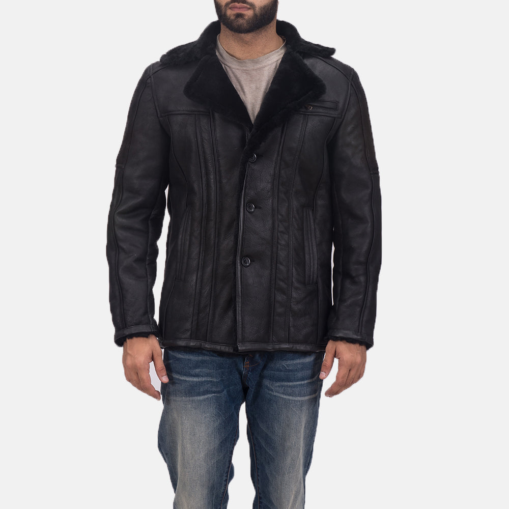 
Furcliff Double Face Shearling 真皮大衣 男士 - 展现立体袖型与合身版型的侧身视角