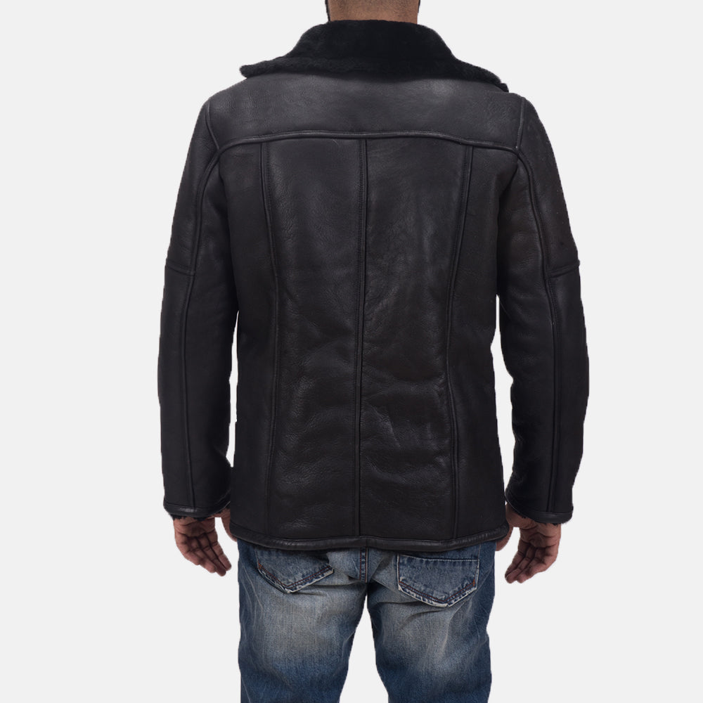 
细节特写 of Notch & Button Hardware on Furcliff Double Face Shearling 真皮大衣 男士