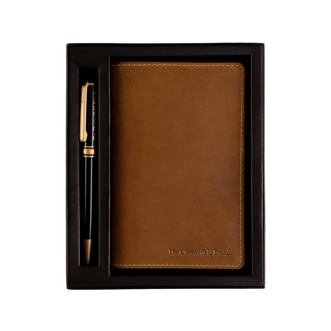 
Giftset Leather Writing Case and Pen (Passport holder) in Classic Full-Grain Leather - 正面版型与定制立体剪裁轮廓 | 官方商城选购