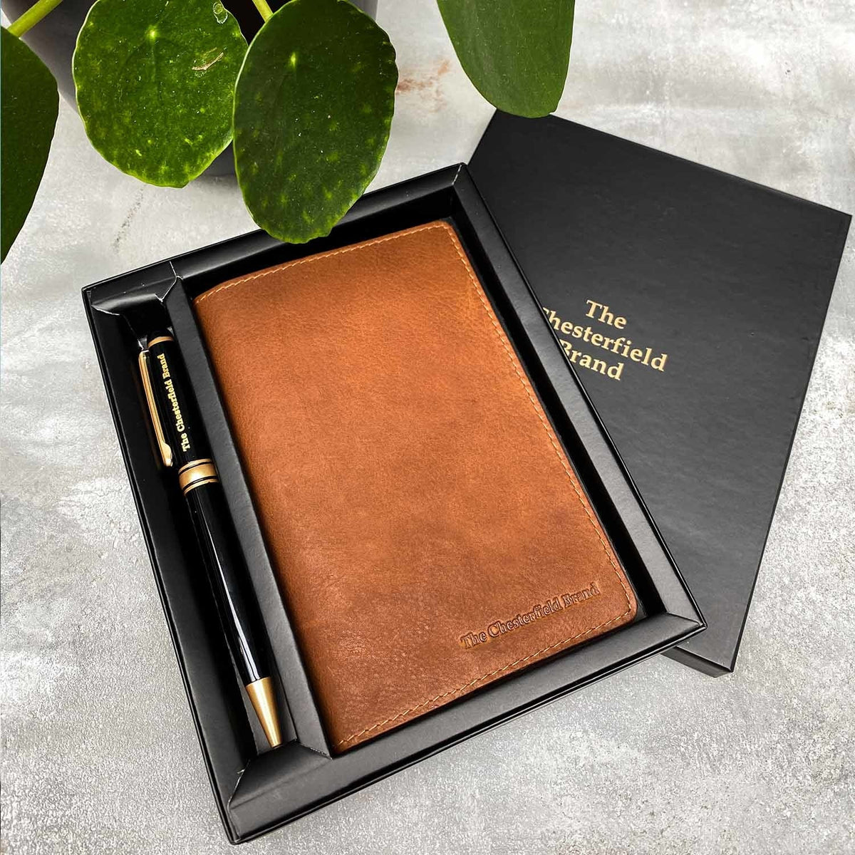 
Classic Full-Grain leather Goods - 展现肩线贴合与利落下摆的背部视角