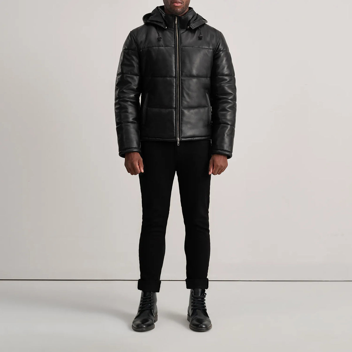 
Gordon Tan Hooded Leather Puffer Jacket - 展现立体袖型与合身版型的侧身视角