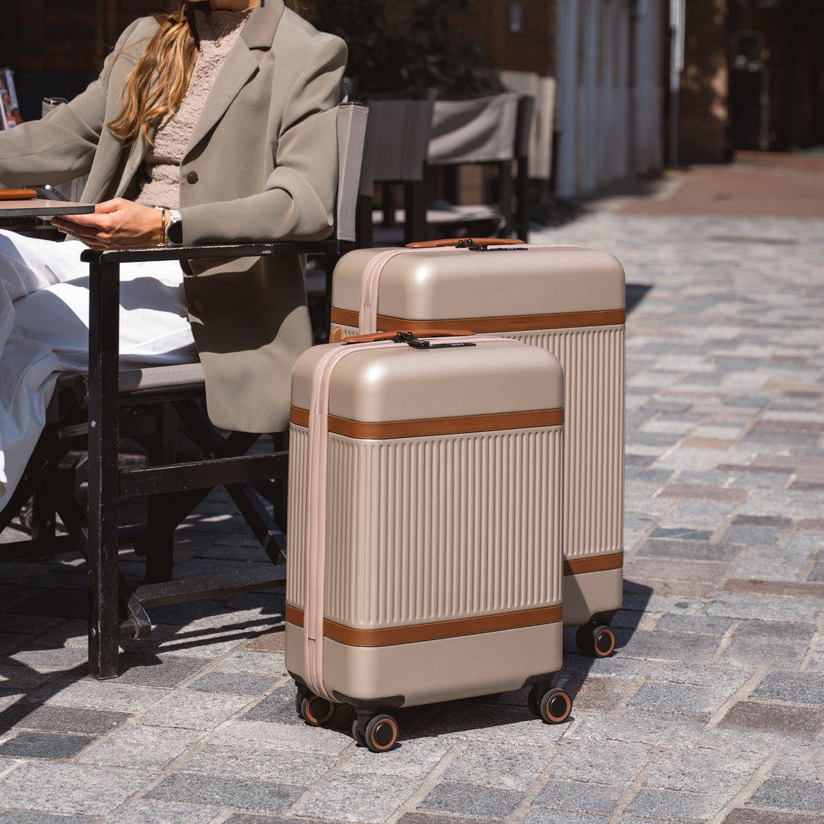 Close-Up Detail of Classic Collar &amp; Heavy-Duty Zipper Hardware on Hand Luggage Suitcase Zuna 女士