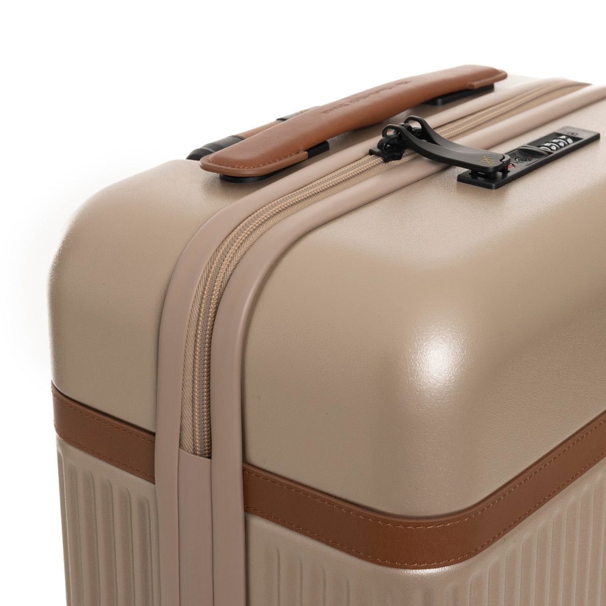Styled Fit Perspective of Hand Luggage Suitcase Zuna 女士 on Model - Natural Daylight Drape