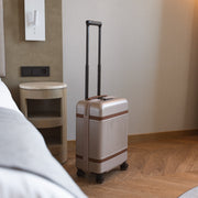 Hand Luggage Suitcase Zuna 女士 - Lateral Side Profile View Showing Sleeve Cut &amp; Athletic Taper Fit