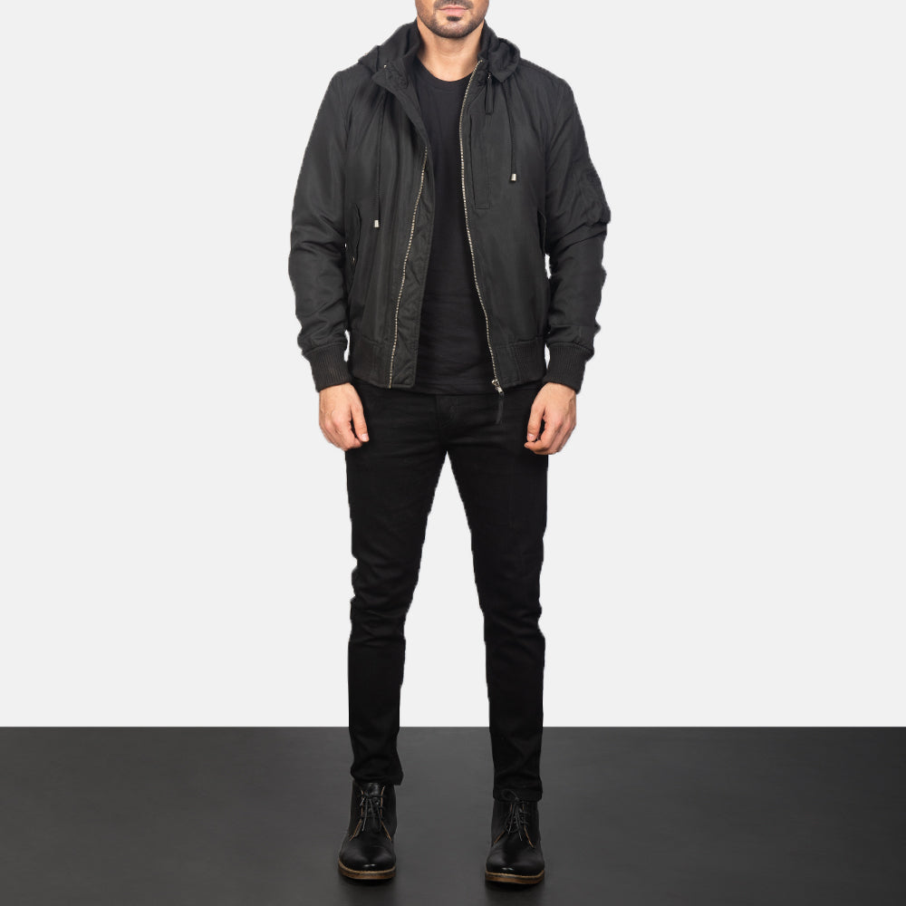 
Hanklin Ma-1 Black Hooded Bomber Jacket - 展现立体袖型与合身版型的侧身视角