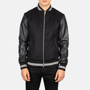 
Harrison 经典黑 Hybrid Varsity 真皮夹克 男士 - 展现立体袖型与合身版型的侧身视角