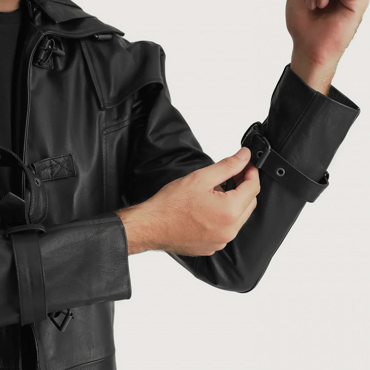 
细节特写 of Shirt collar with a large hood & Belted Hardware on Huntsman 经典黑 Hooded 真皮风衣大衣 男士