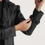 
细节特写 of Shirt collar with a large hood & Belted Hardware on Huntsman 经典黑 Hooded 真皮风衣大衣 男士
