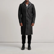 
Kolby Distressed Black Shearling Long Coat - 展现立体袖型与合身版型的侧身视角