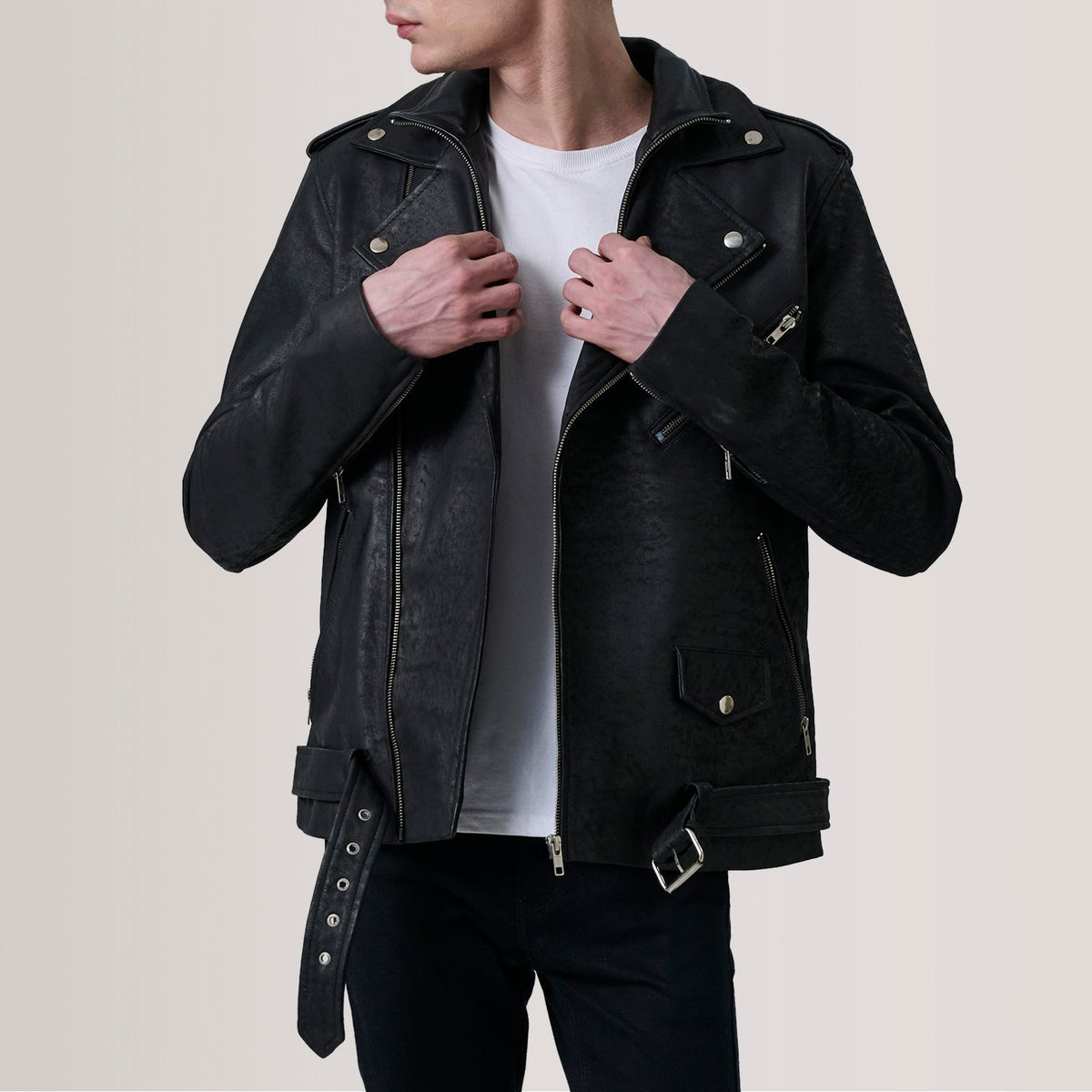 
Kole Distressed 经典黑 Leather Double Rider 真皮夹克 男士 in Distressed Black Sheepskin Snuffed - 正面版型与定制立体剪裁轮廓 | 官方商城选购