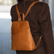 Claire Full-Grain Leather Backpack 女士 – alternate product view 2