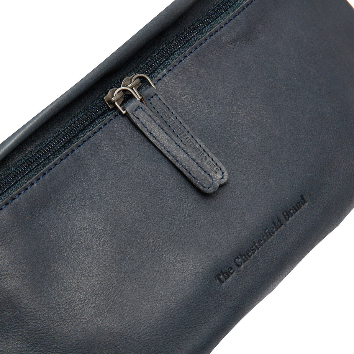 
Classic 100% Full-Grain leather Bag - 展现加固真皮背带与承重走线的背部视角