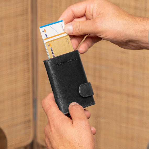 
Classic 100% Full-Grain Leather Card Holder - 展现加固真皮背带与承重走线的背部视角