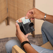 Prague Full-Grain Leather Card Holder 女士 - Structured Side Profile Showing Gusset Depth &amp; Expansion Capacity