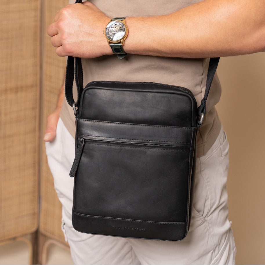 Classic 100% Full-Grain leather Bag - 展现加固真皮背带与承重走线的背部视角