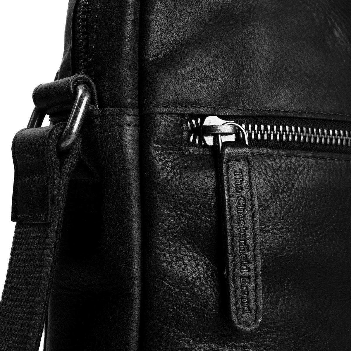 
Solid Antique Brass Hardware & Heavy-Duty Dual Zipper Detail on Dessau 真皮斜挎包