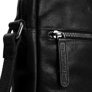 
Solid Antique Brass Hardware & Heavy-Duty Dual Zipper Detail on Dessau 真皮斜挎包