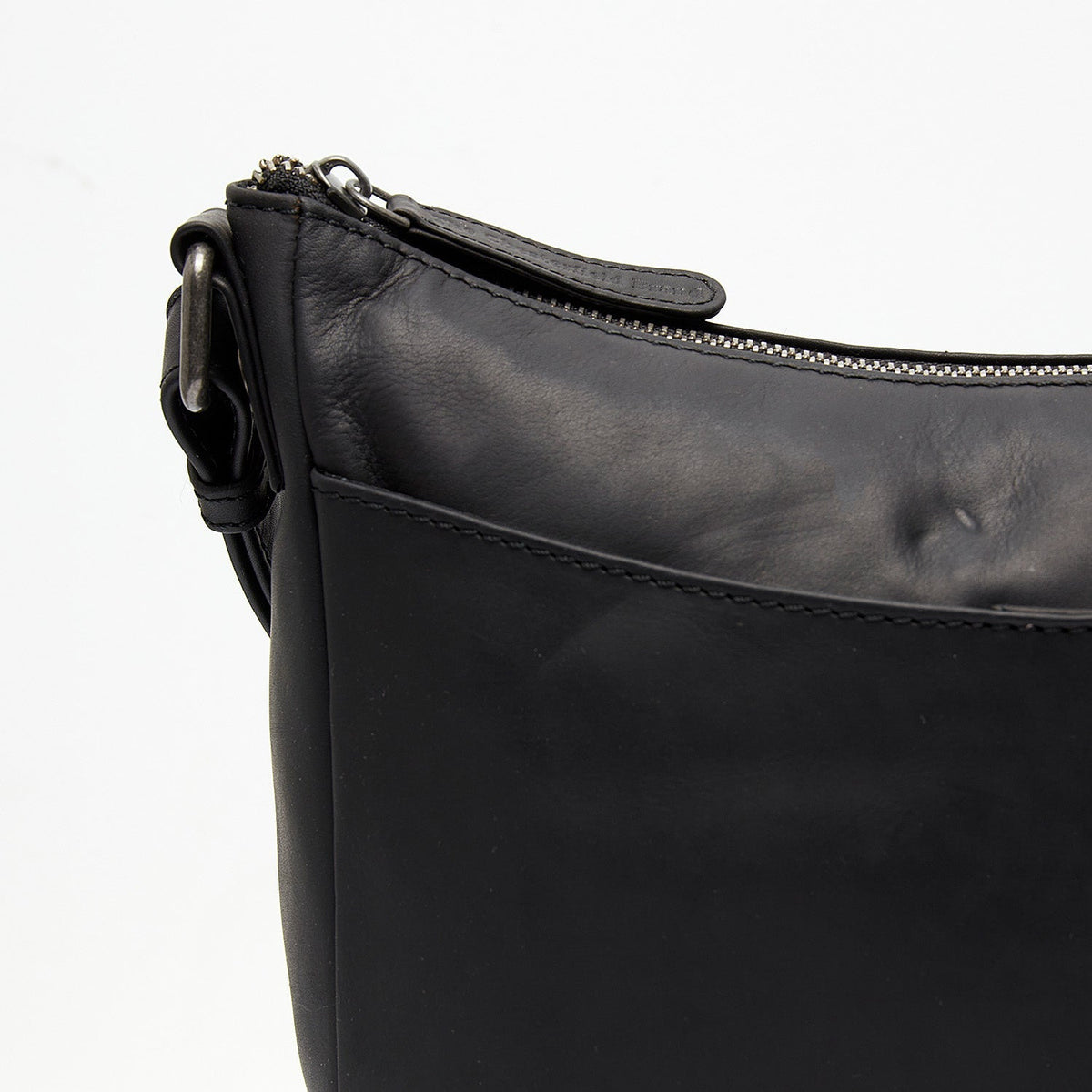 
Classic 100% Full-Grain leather Bag - 展现加固真皮背带与承重走线的背部视角