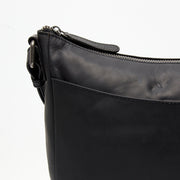 
Classic 100% Full-Grain leather Bag - 展现加固真皮背带与承重走线的背部视角