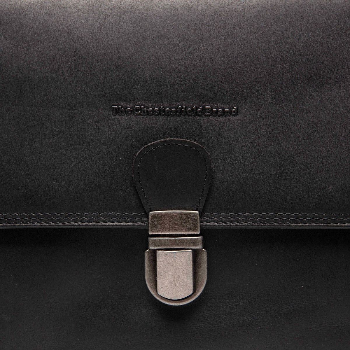 
Classic 100% Full-Grain leather Bag - 展现加固真皮背带与承重走线的背部视角