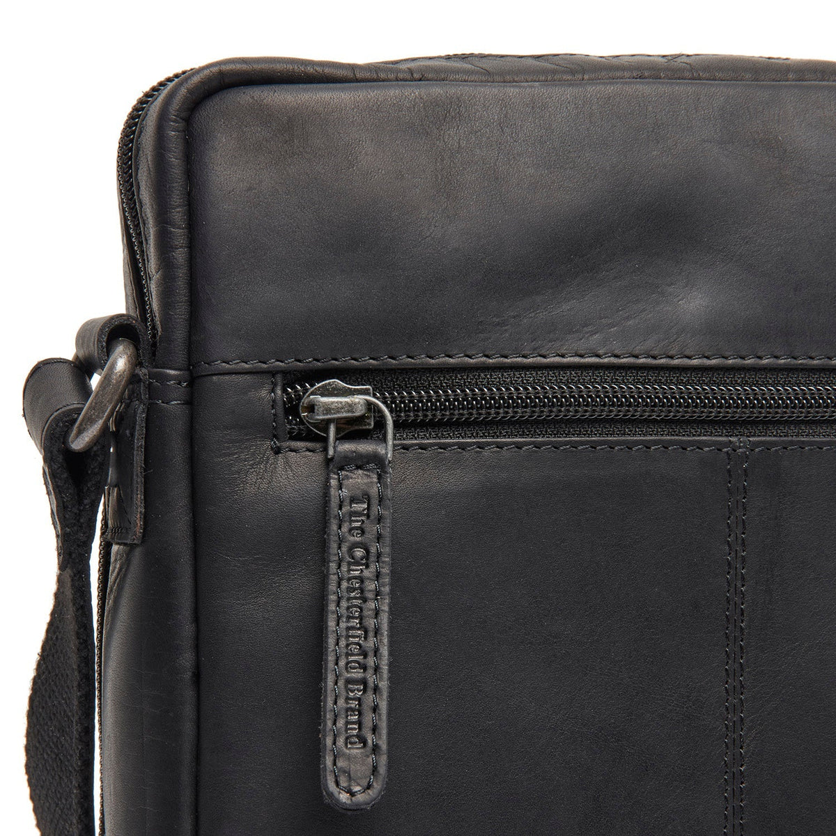 
Solid Antique Brass Hardware & Heavy-Duty Dual Zipper Detail on Montira 真皮斜挎包