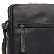 
Solid Antique Brass Hardware & Heavy-Duty Dual Zipper Detail on Montira 真皮斜挎包