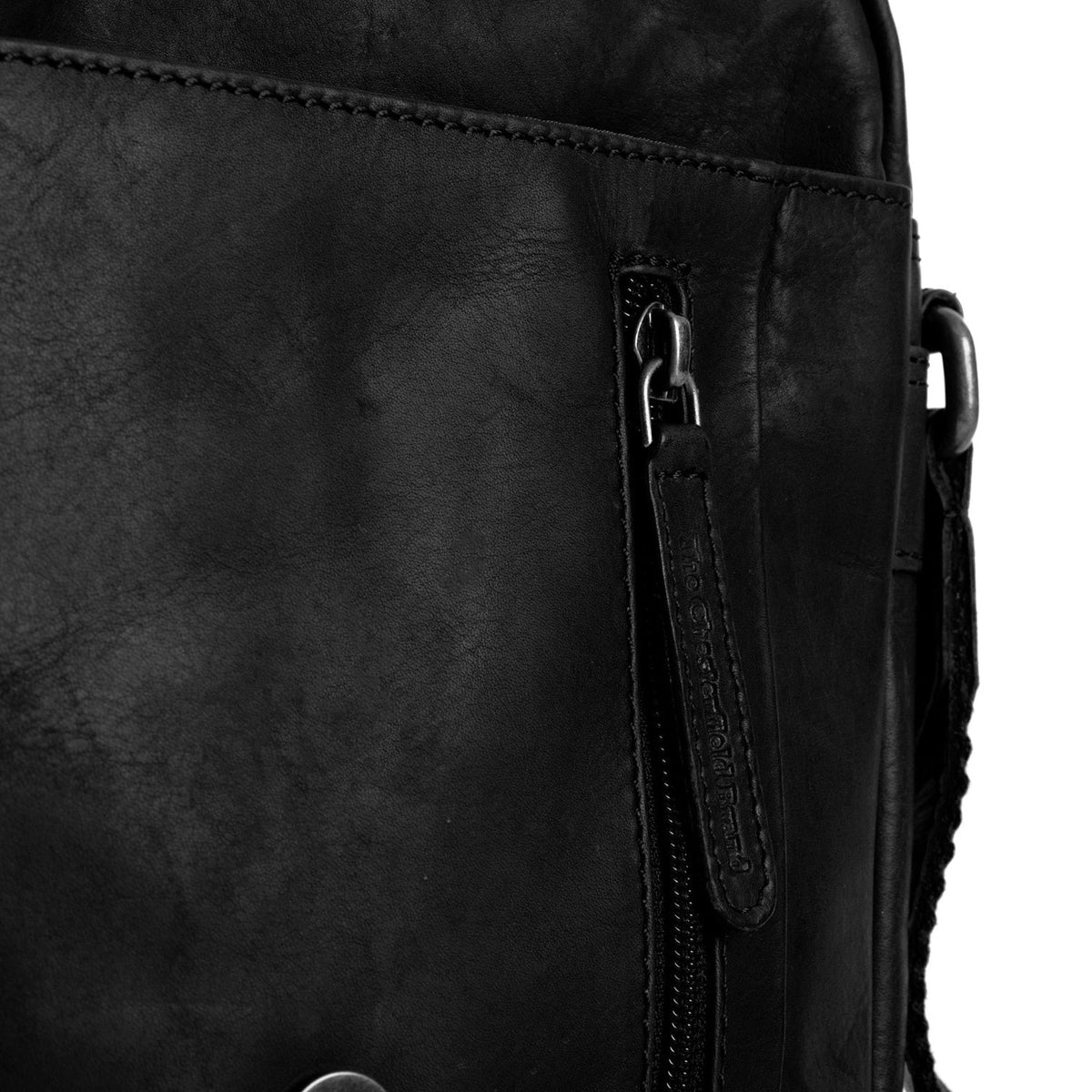 
Solid Antique Brass Hardware & Heavy-Duty Dual Zipper Detail on Remy 真皮斜挎包