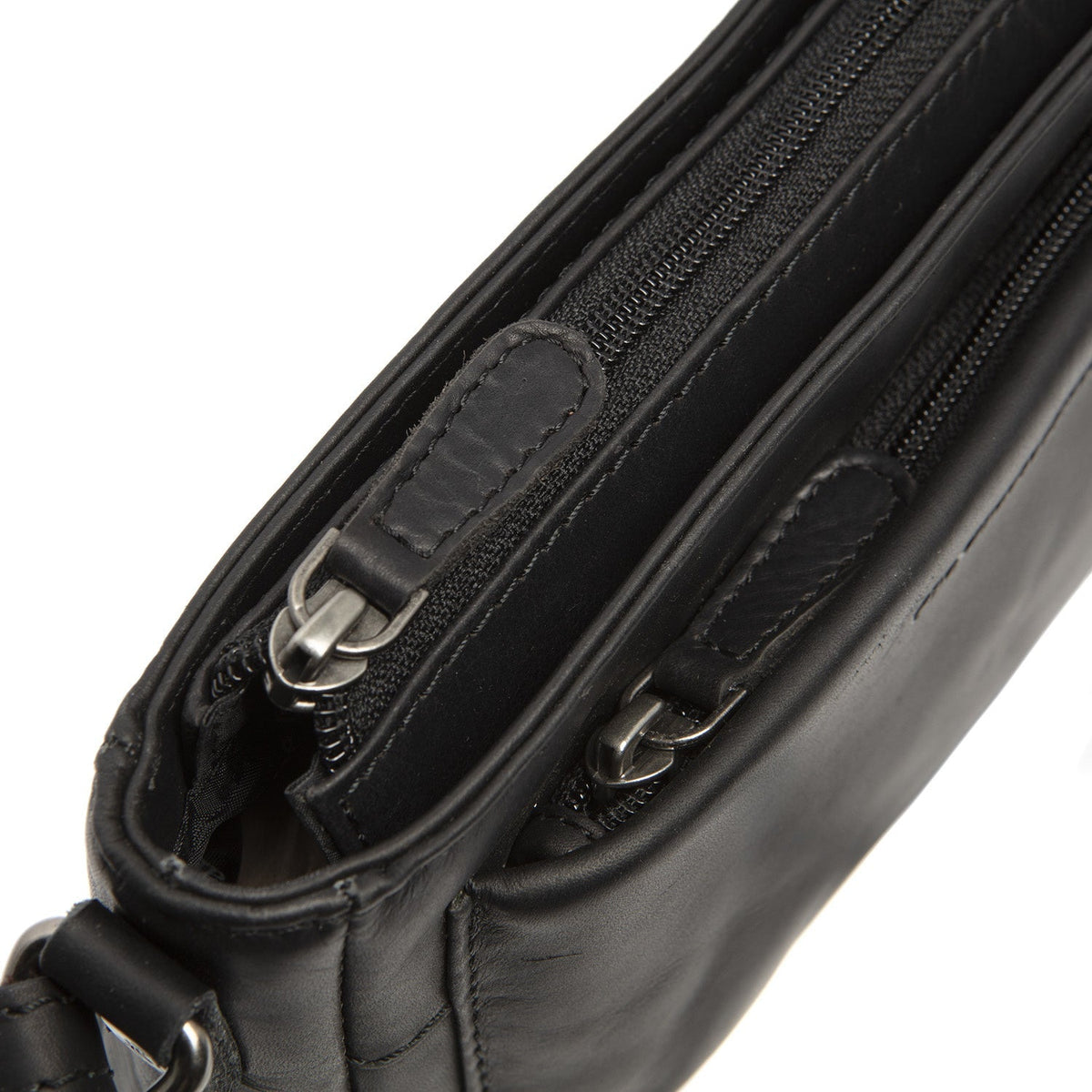 
Solid Antique Brass Hardware & Heavy-Duty Dual Zipper Detail on Southampton 真皮斜挎包