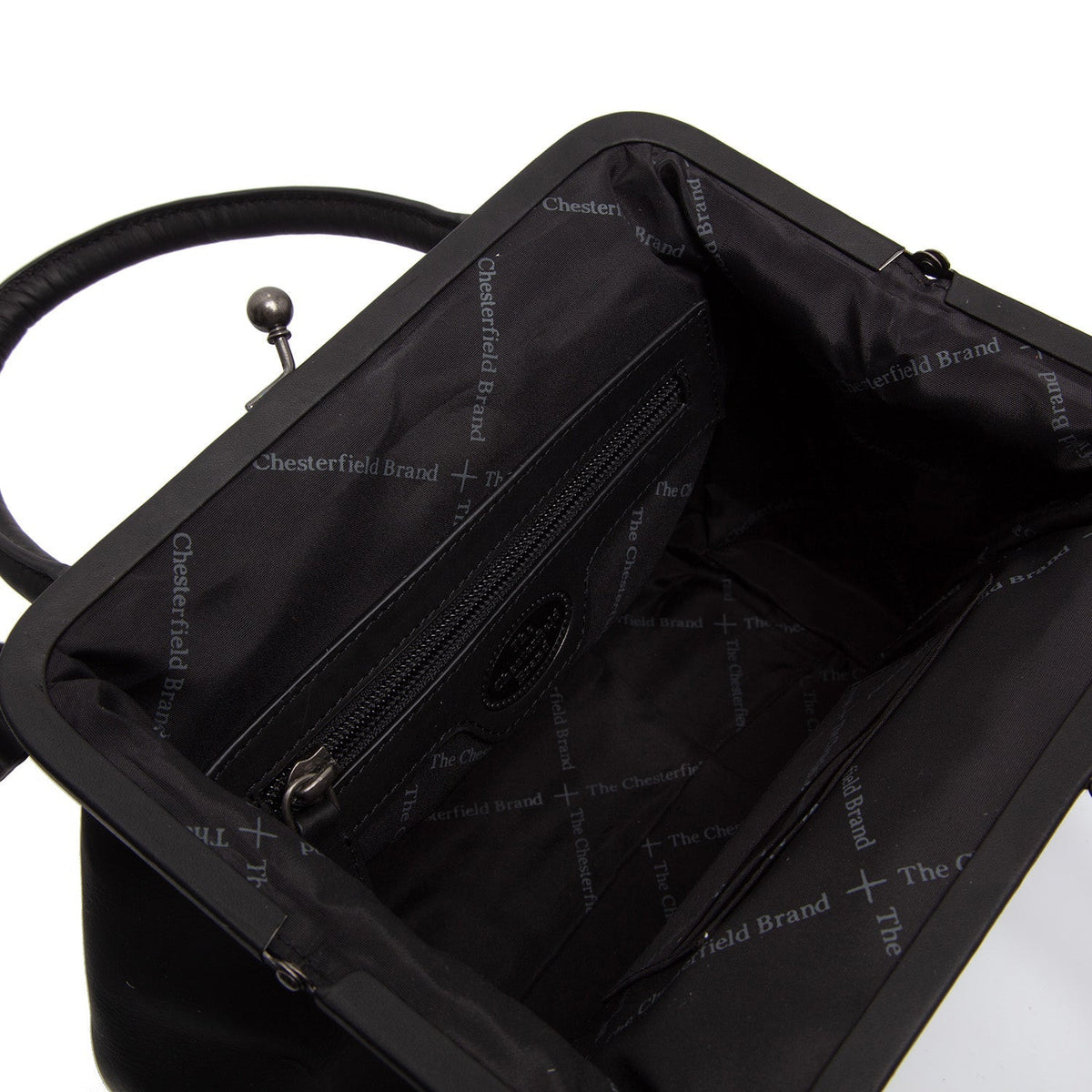 Close-Up Detail of Classic Collar &amp; Heavy-Duty Zipper Hardware on Chili Full-Grain Leather Handbag 女士