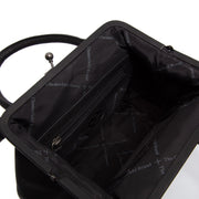 Close-Up Detail of Classic Collar &amp; Heavy-Duty Zipper Hardware on Chili Full-Grain Leather Handbag 女士