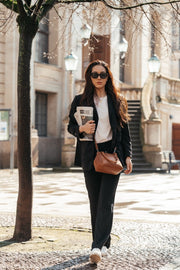 Styled Fit Perspective of Chili Full-Grain Leather Handbag 女士 on Model - Natural Daylight Drape