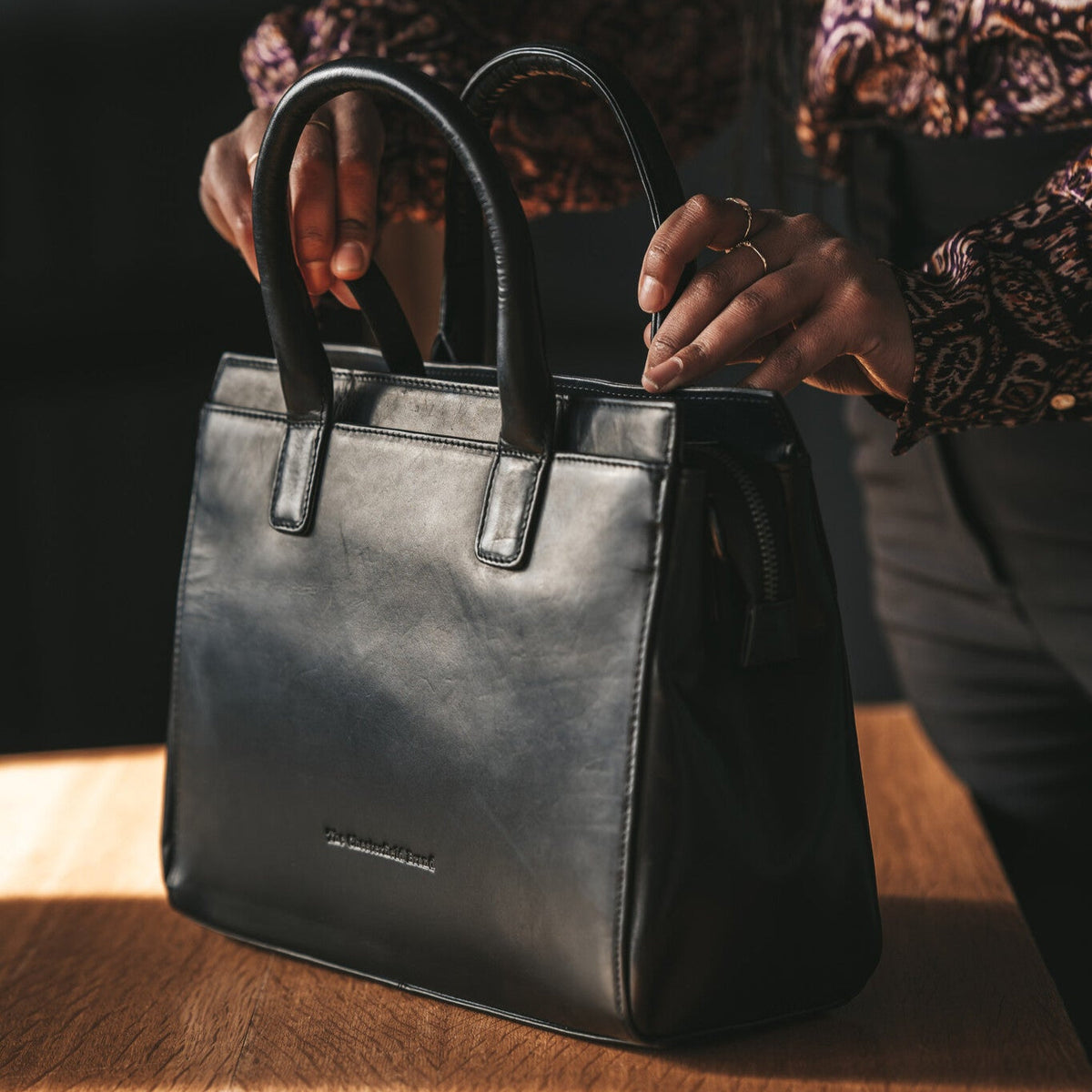 Garda Full-Grain Leather Handbag - 展现立体袖型与合身版型的侧身视角
