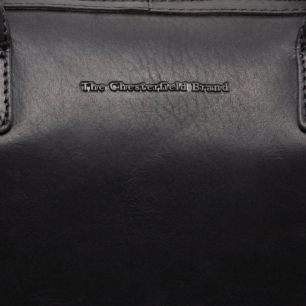 Close-Up Detail of Classic Collar &amp; Heavy-Duty Zipper Hardware on Langton Full-Grain Leather Handbag 女士