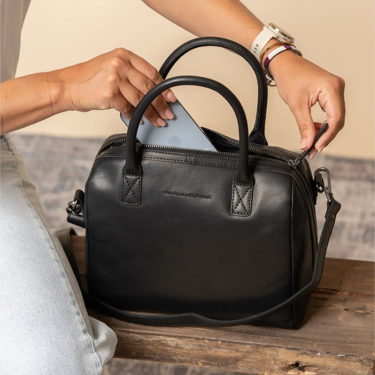 Langton Full-Grain Leather Handbag 女士 - Lateral Side Profile View Showing Sleeve Cut &amp; Athletic Taper Fit