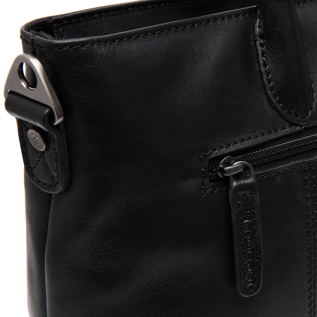 Close-Up Detail of Classic Collar &amp; Heavy-Duty Zipper Hardware on Pergamino Full-Grain Leather Handbag 女士