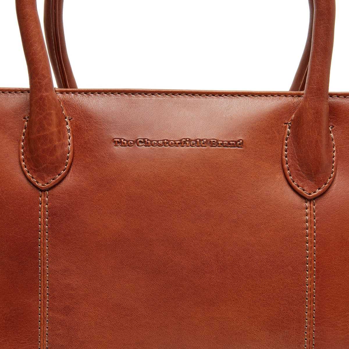 Styled Fit Perspective of Pergamino Full-Grain Leather Handbag 女士 on Model - Natural Daylight Drape