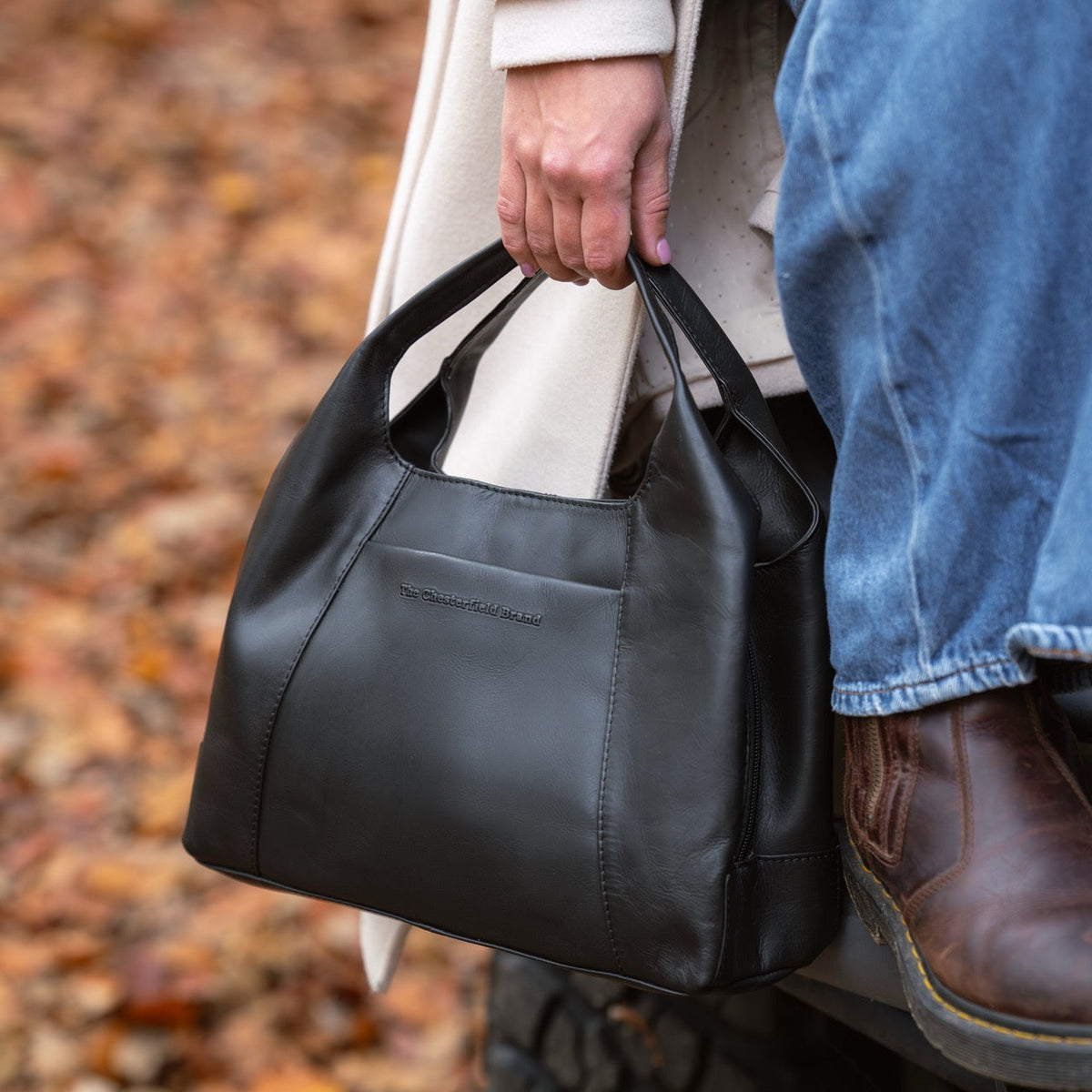 
Classic 100% Full-Grain leather Goods - 展现肩线贴合与利落下摆的背部视角