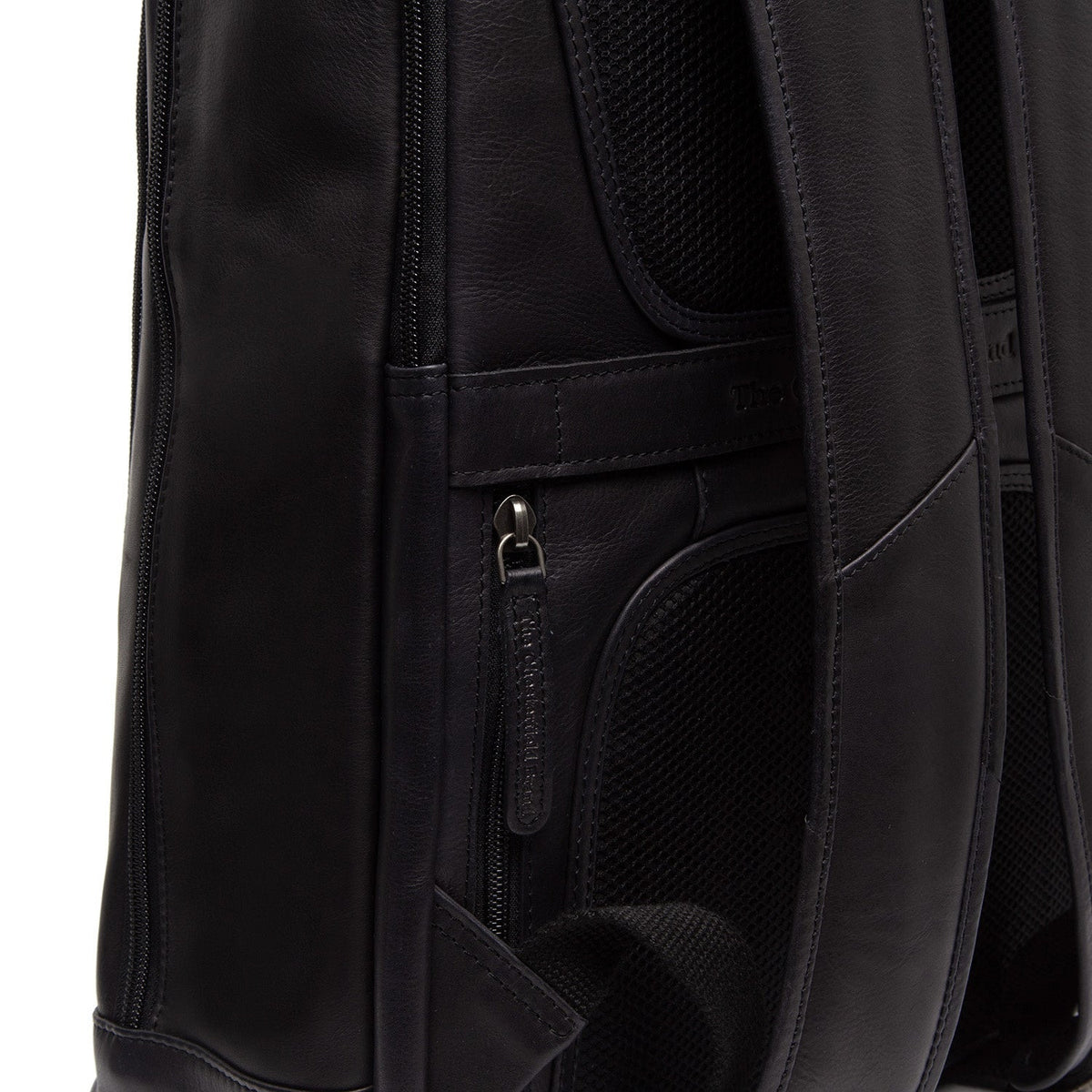 
Solid Antique Brass Hardware & Heavy-Duty Dual Zipper Detail on Detroit 头层真皮笔记本双肩包