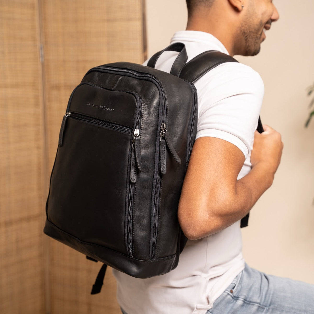 Classic 100% Full-Grain leather Backpack - 展现加固真皮背带与承重走线的背部视角