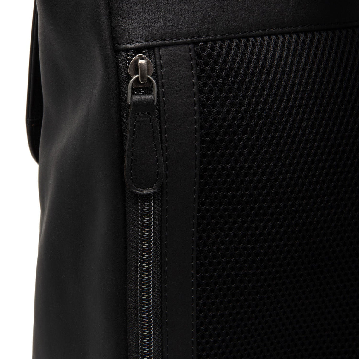 
Solid Antique Brass Hardware & Heavy-Duty Dual Zipper Detail on Farrow 头层真皮笔记本双肩包