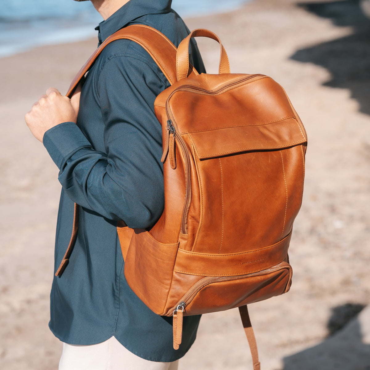 Rich Full-Grain Leather Laptop Backpack 男士 – alternate product view 2